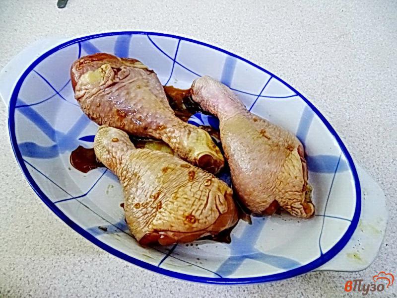 Фото приготовление рецепта: Куриные голени в духовке с соусом шаг №3