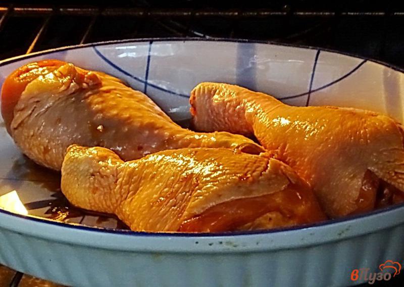 Фото приготовление рецепта: Куриные голени в духовке с соусом шаг №4