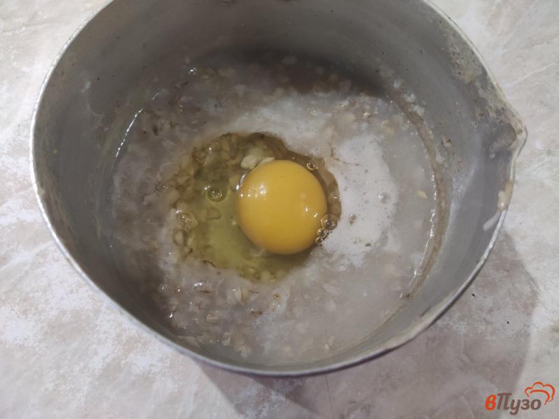 Фото приготовление рецепта: Овсяная каша с шампиньонами яйцом и моцареллой шаг №4
