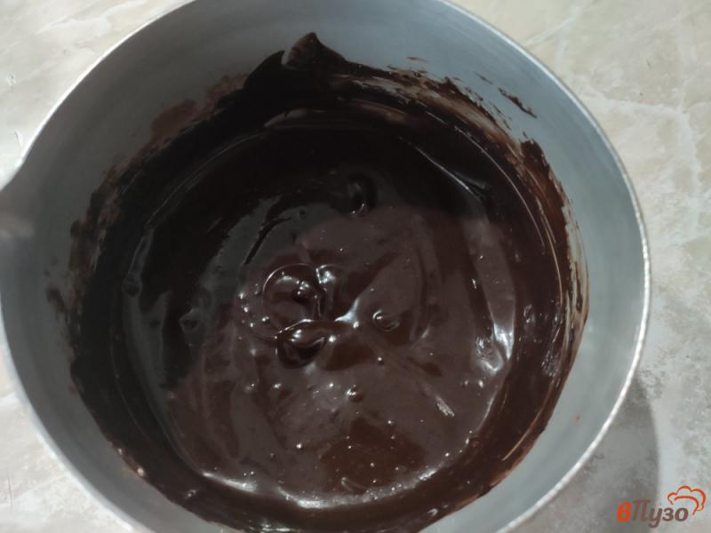 Фото приготовление рецепта: Шоколадные фонданы на сметане шаг №2