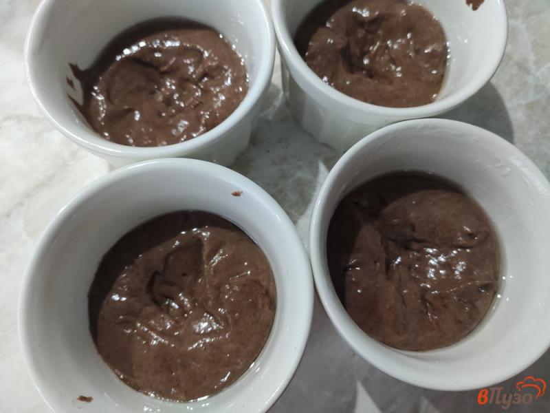 Фото приготовление рецепта: Шоколадные фонданы на сметане шаг №7