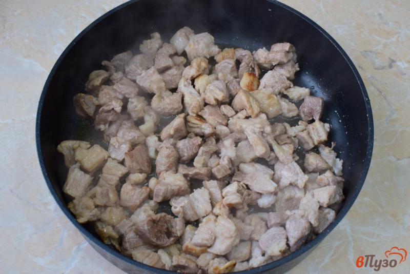 Фото приготовление рецепта: Рис с мясом на сковороде шаг №1
