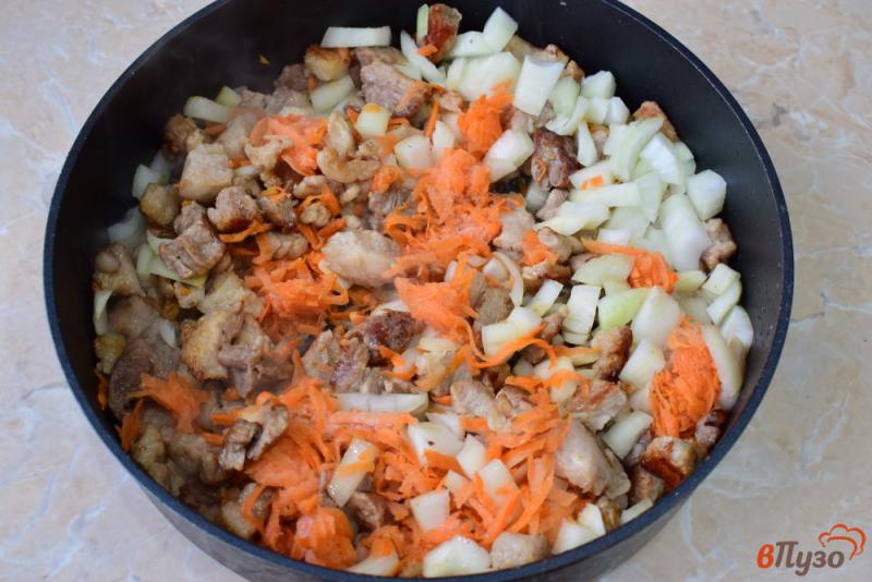 Фото приготовление рецепта: Рис с мясом на сковороде шаг №2
