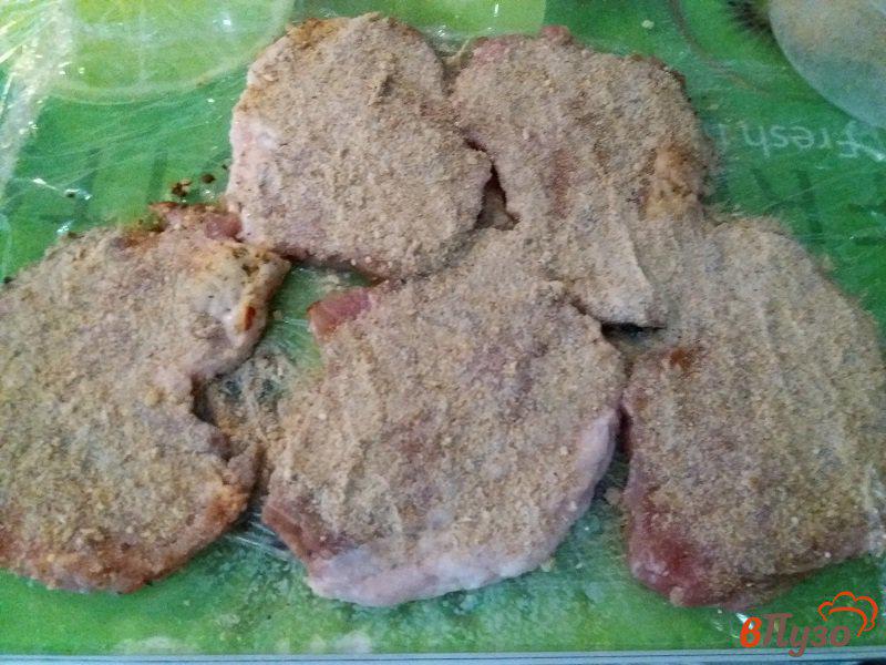 Фото приготовление рецепта: Запеченная свиная отбивная с сыром шаг №2