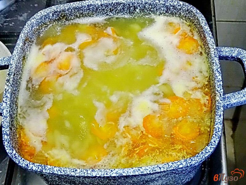 Фото приготовление рецепта: Суп из форели с горошком и плавленным сыром шаг №5