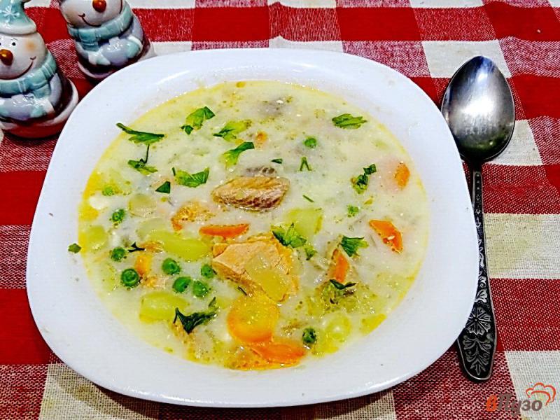 Фото приготовление рецепта: Суп из форели с горошком и плавленным сыром шаг №11