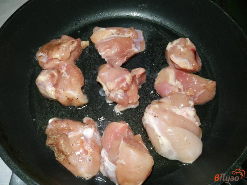 Фото приготовление рецепта: Тушёная капуста с курицей и овощами шаг №3
