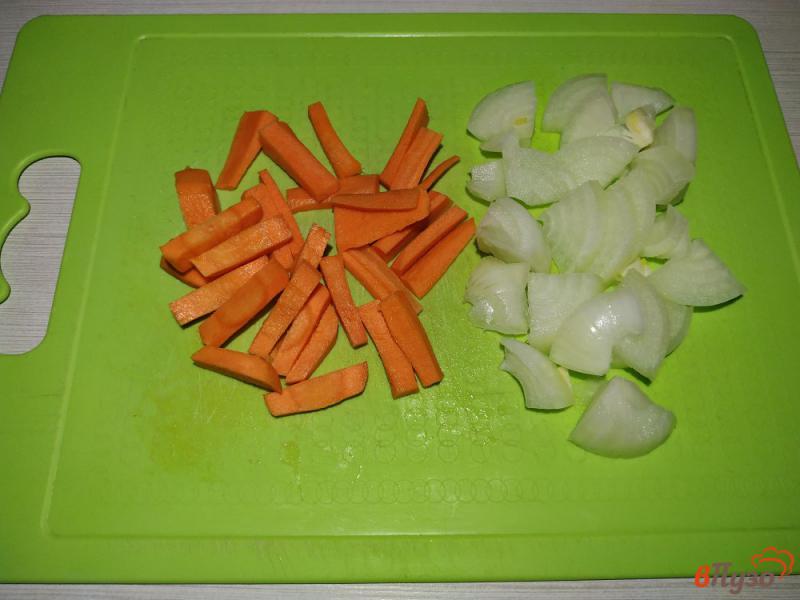 Фото приготовление рецепта: Тушёная капуста с курицей и овощами шаг №4
