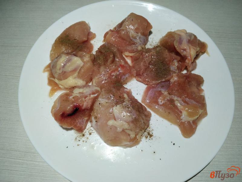 Фото приготовление рецепта: Тушёная капуста с курицей и овощами шаг №2