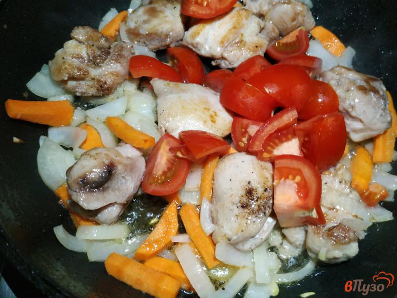 Фото приготовление рецепта: Тушёная капуста с курицей и овощами шаг №6