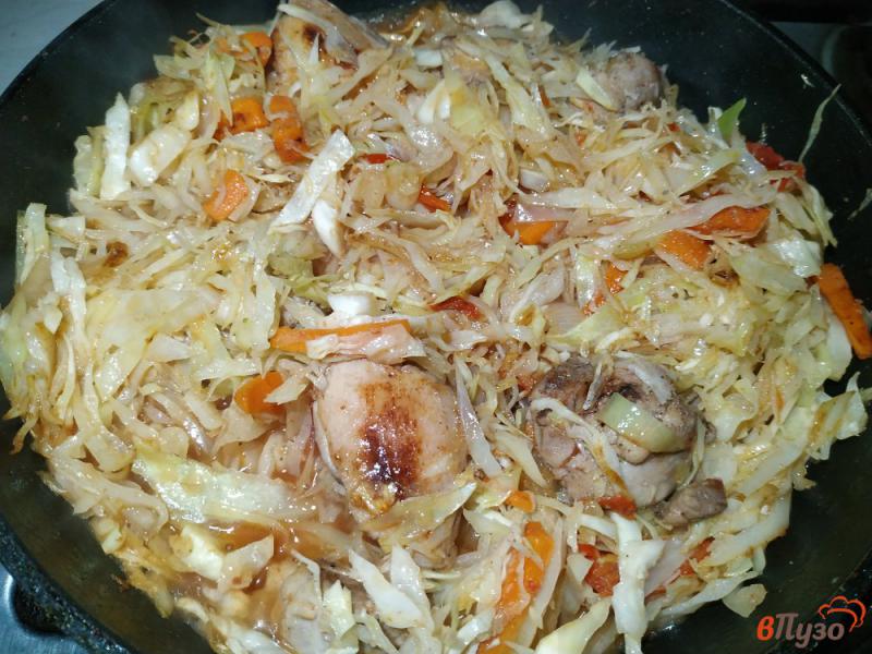 Фото приготовление рецепта: Тушёная капуста с курицей и овощами шаг №10