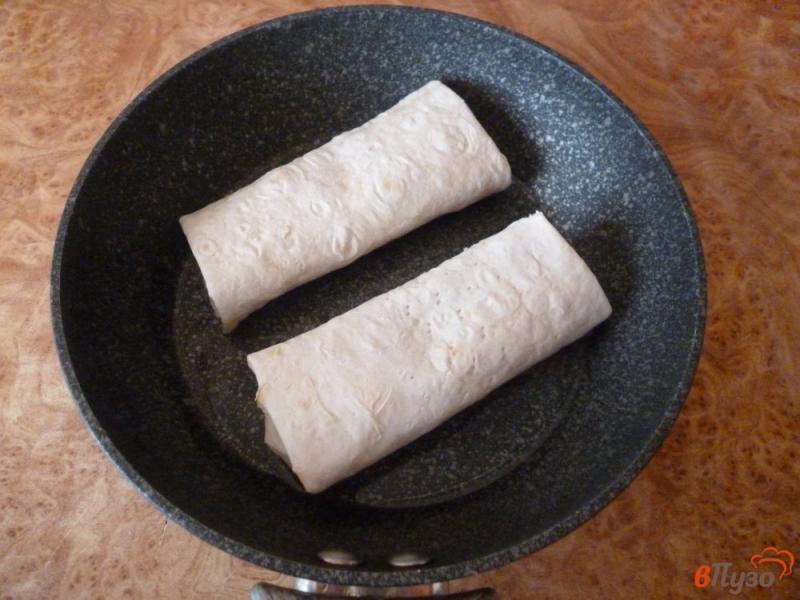 Фото приготовление рецепта: Рулетики из лаваша с тушеной капустой шаг №7