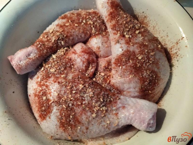 Фото приготовление рецепта: Запеченные куриные окорочка с картофелем шаг №3