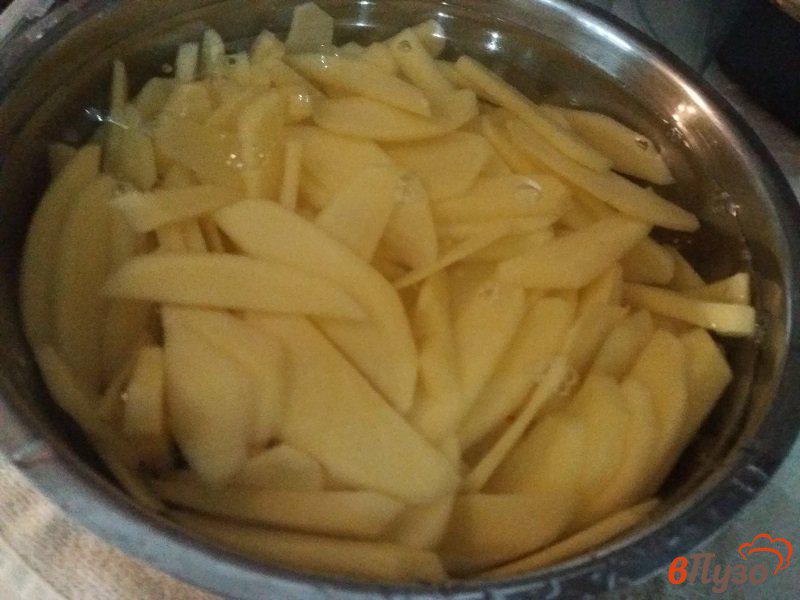 Фото приготовление рецепта: Запеченные куриные окорочка с картофелем шаг №5