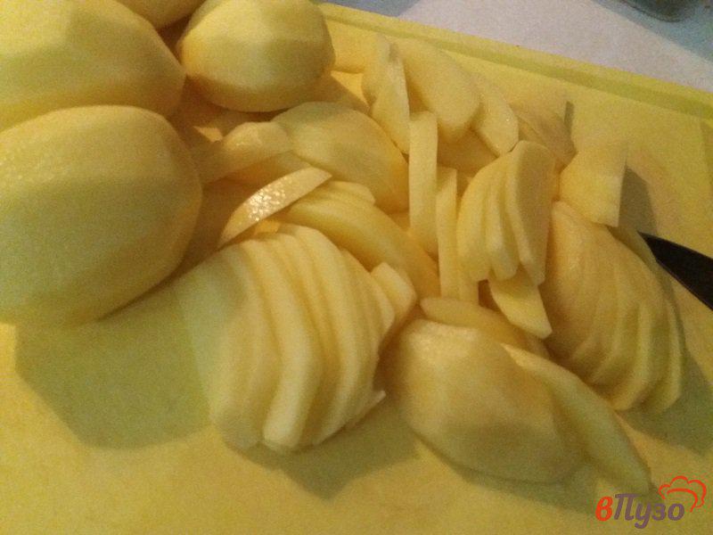 Фото приготовление рецепта: Запеченные куриные окорочка с картофелем шаг №4