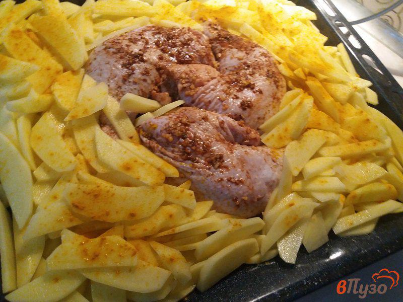Фото приготовление рецепта: Запеченные куриные окорочка с картофелем шаг №7