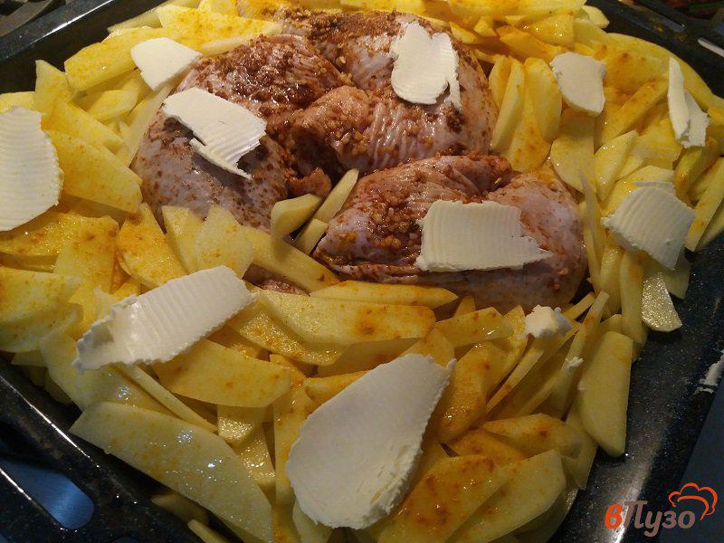 Фото приготовление рецепта: Запеченные куриные окорочка с картофелем шаг №8