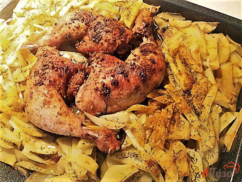 Фото приготовление рецепта: Запеченные куриные окорочка с картофелем шаг №9