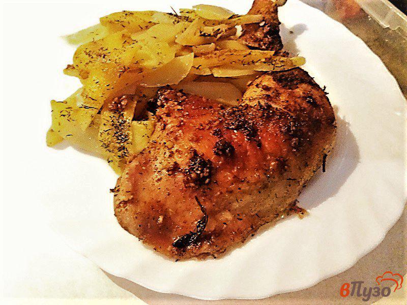 Фото приготовление рецепта: Запеченные куриные окорочка с картофелем шаг №10