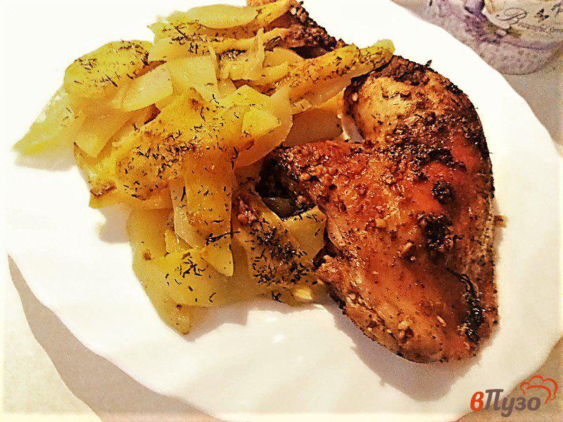 Фото приготовление рецепта: Запеченные куриные окорочка с картофелем шаг №11