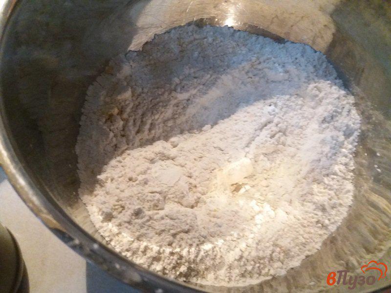 Фото приготовление рецепта: Рулет из песочно-дрожжевого теста со сливовым вареньем шаг №2