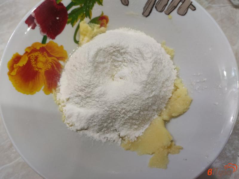 Фото приготовление рецепта: Песочное печенье на желтке и воде шаг №4