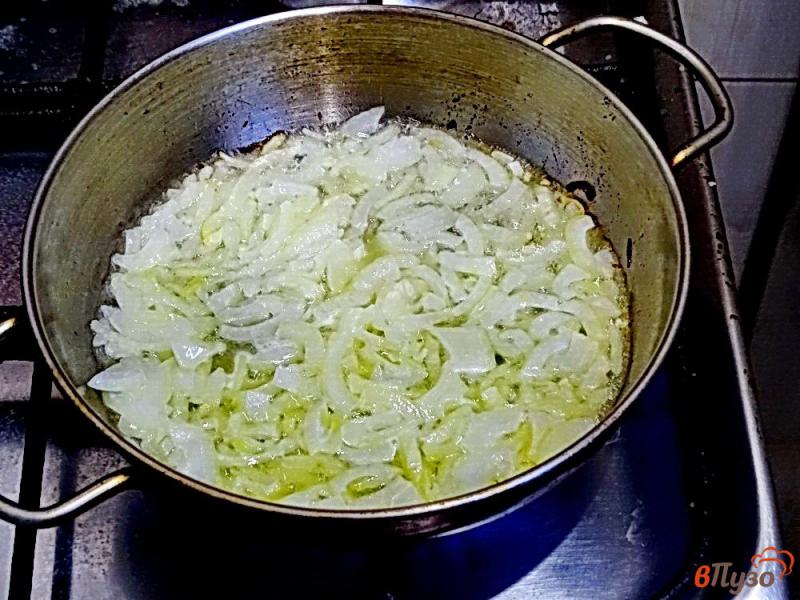 Фото приготовление рецепта: Жареные колбаски гриль под молочно-сметанным соусом шаг №2