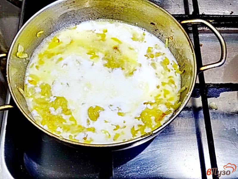 Фото приготовление рецепта: Жареные колбаски гриль под молочно-сметанным соусом шаг №4