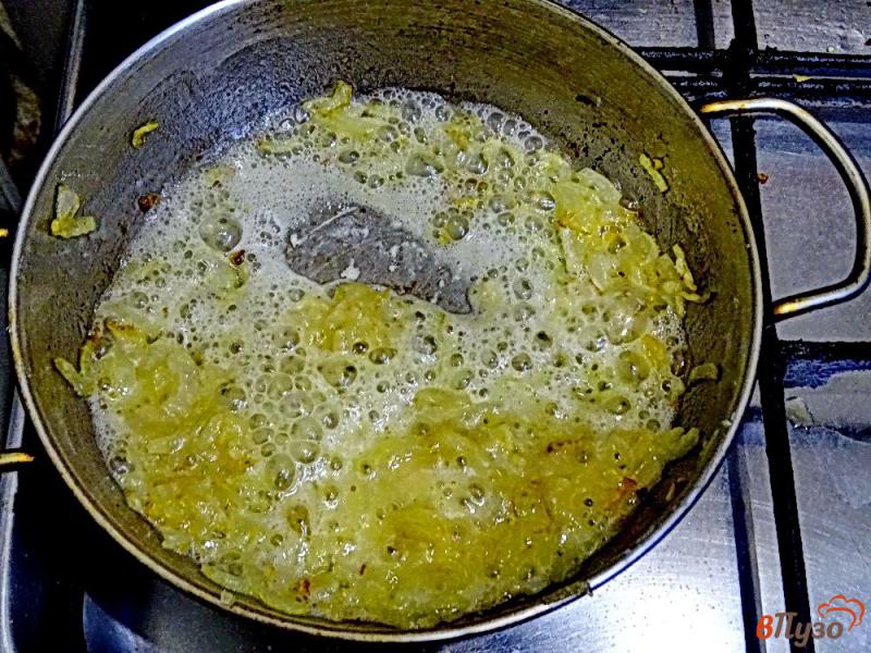 Фото приготовление рецепта: Жареные колбаски гриль под молочно-сметанным соусом шаг №3