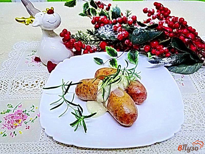 Фото приготовление рецепта: Жареные колбаски гриль под молочно-сметанным соусом шаг №7