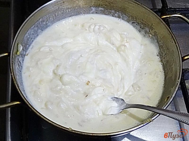 Фото приготовление рецепта: Жареные колбаски гриль под молочно-сметанным соусом шаг №5