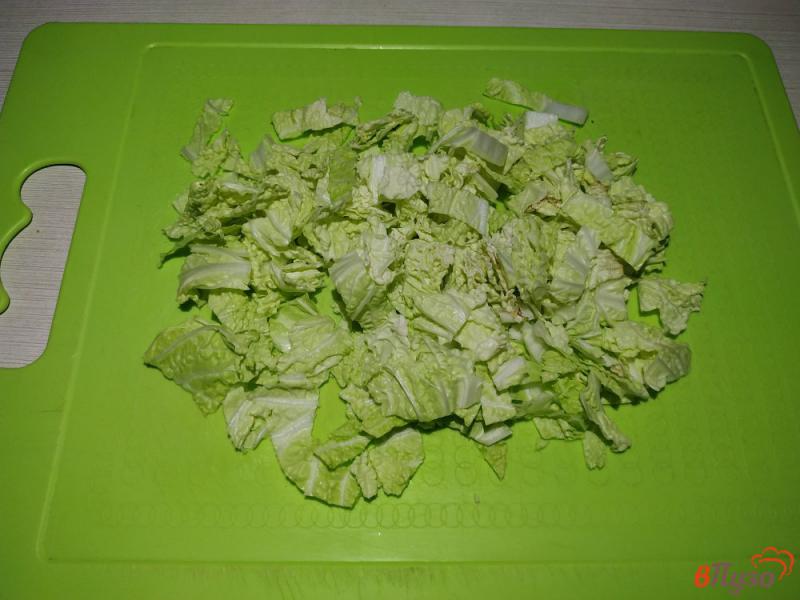 Фото приготовление рецепта: Салат с пекинской капустой и охотничьими колбасками шаг №5