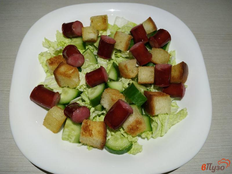 Фото приготовление рецепта: Салат с пекинской капустой и охотничьими колбасками шаг №8