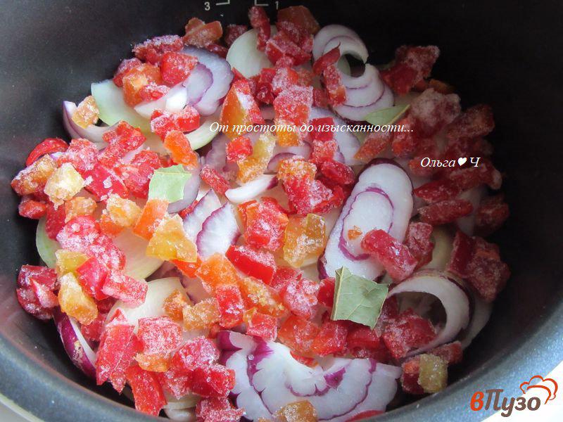 Фото приготовление рецепта: Свинина с квашеной капустой и сладким перцем шаг №2