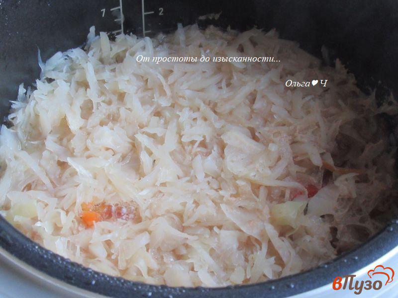 Фото приготовление рецепта: Свинина с квашеной капустой и сладким перцем шаг №4