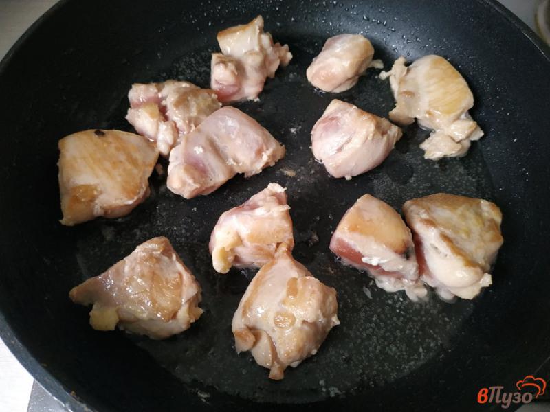 Фото приготовление рецепта: Булгур с курицей и спаржевой фасолью шаг №3