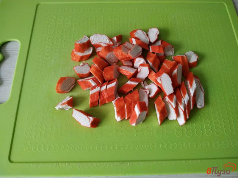 Фото приготовление рецепта: Салат из крабовых палочек с красной икрой шаг №1