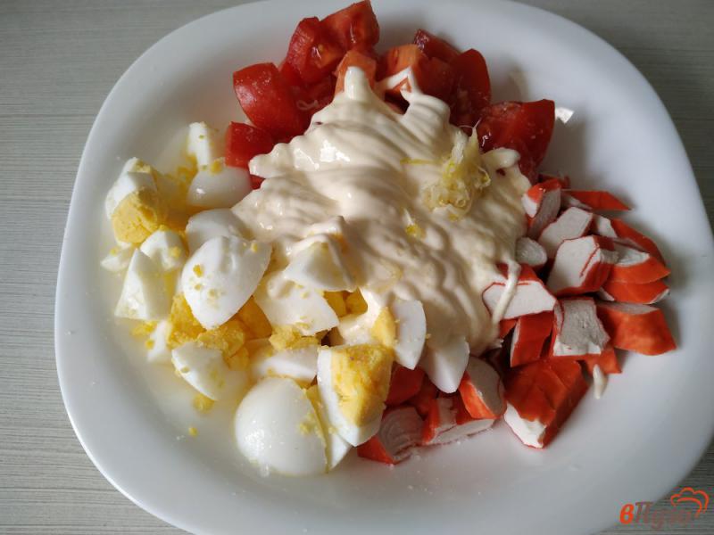 Фото приготовление рецепта: Салат из крабовых палочек с красной икрой шаг №5