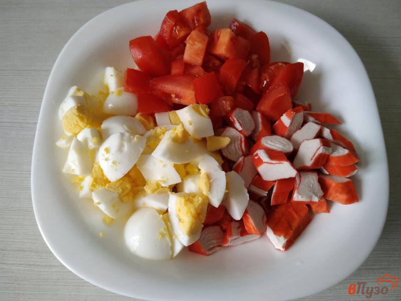 Фото приготовление рецепта: Салат из крабовых палочек с красной икрой шаг №4