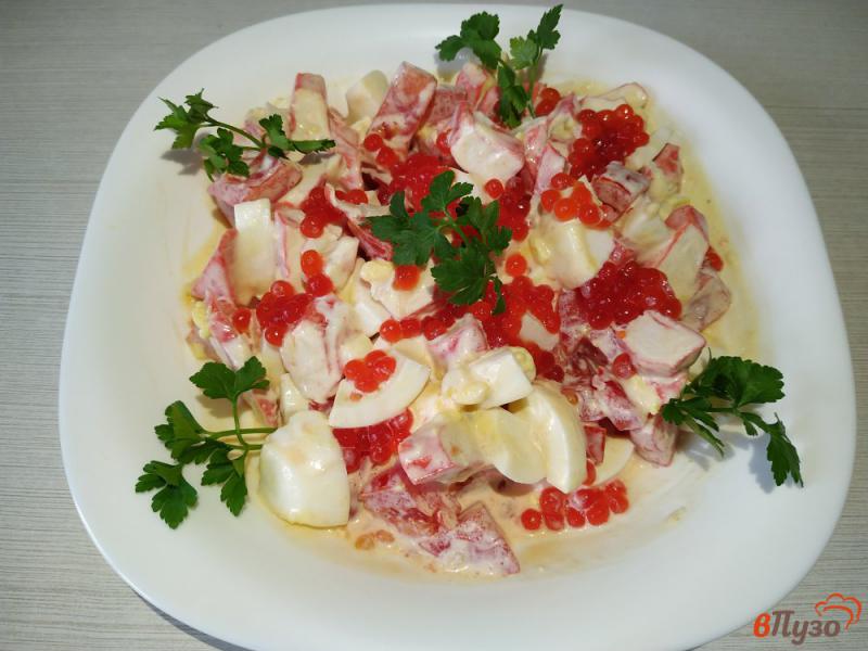Фото приготовление рецепта: Салат из крабовых палочек с красной икрой шаг №7