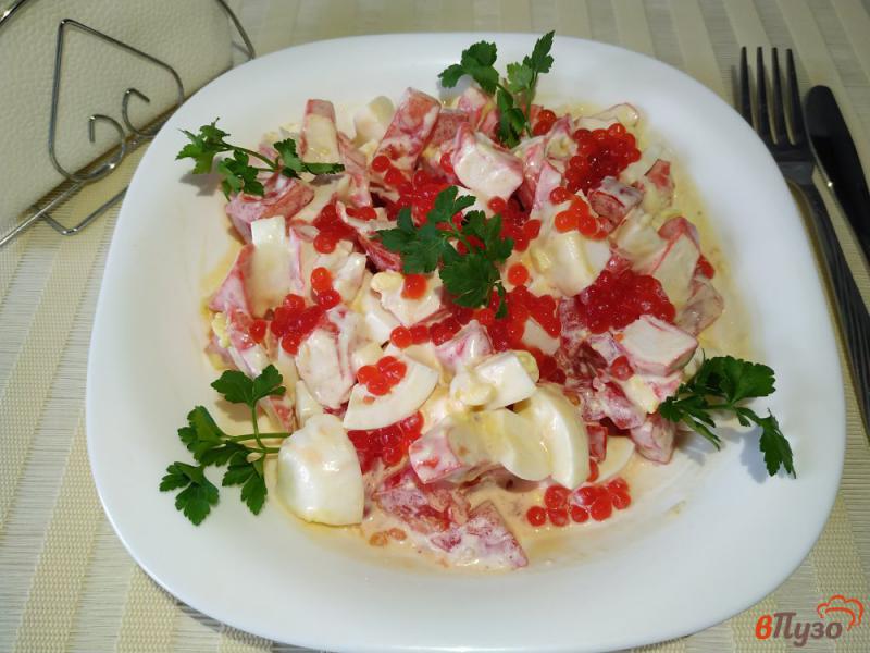 Фото приготовление рецепта: Салат из крабовых палочек с красной икрой шаг №8