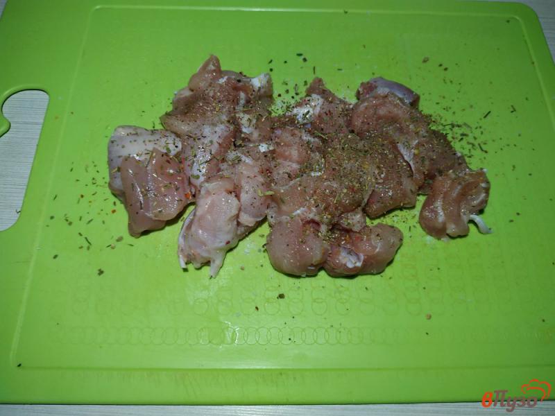 Фото приготовление рецепта: Салат с куриной грудкой и пекинской капустой шаг №2
