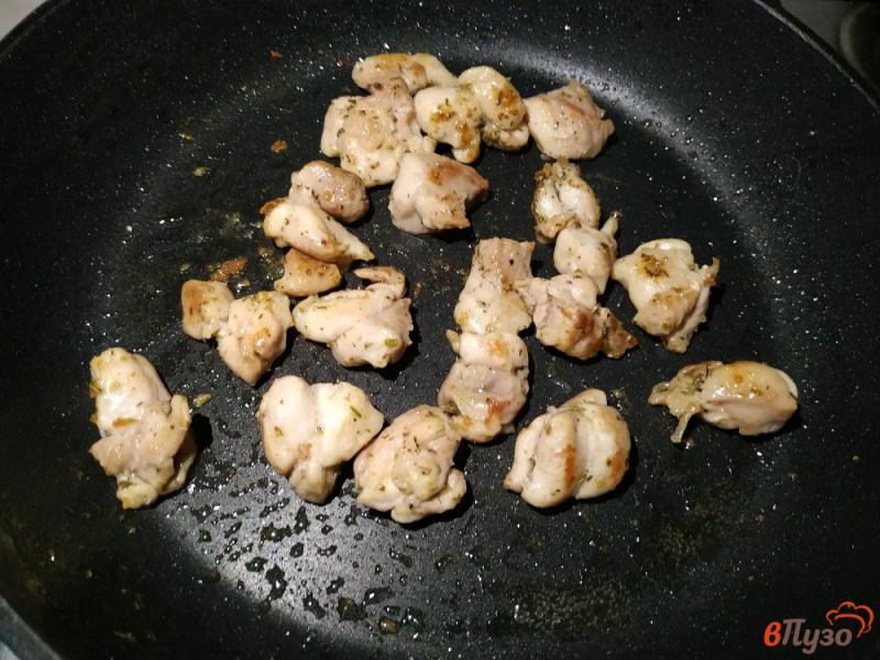Фото приготовление рецепта: Салат с куриной грудкой и пекинской капустой шаг №3