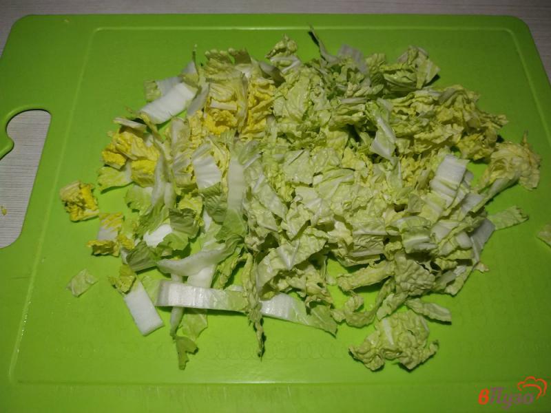 Фото приготовление рецепта: Салат с куриной грудкой и пекинской капустой шаг №4