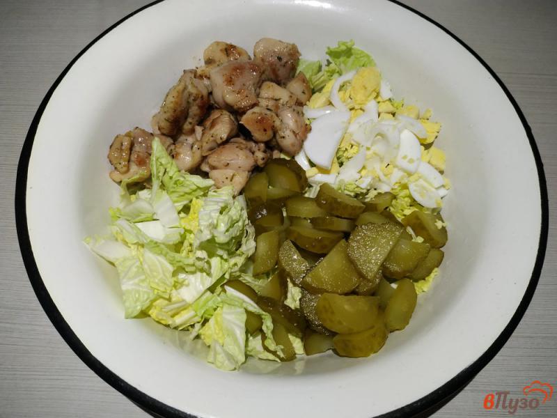 Фото приготовление рецепта: Салат с куриной грудкой и пекинской капустой шаг №7