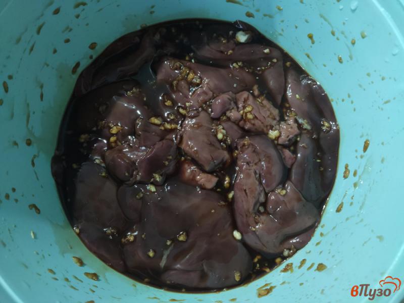 Фото приготовление рецепта: Индюшиная печень в кляре с соусом шаг №3