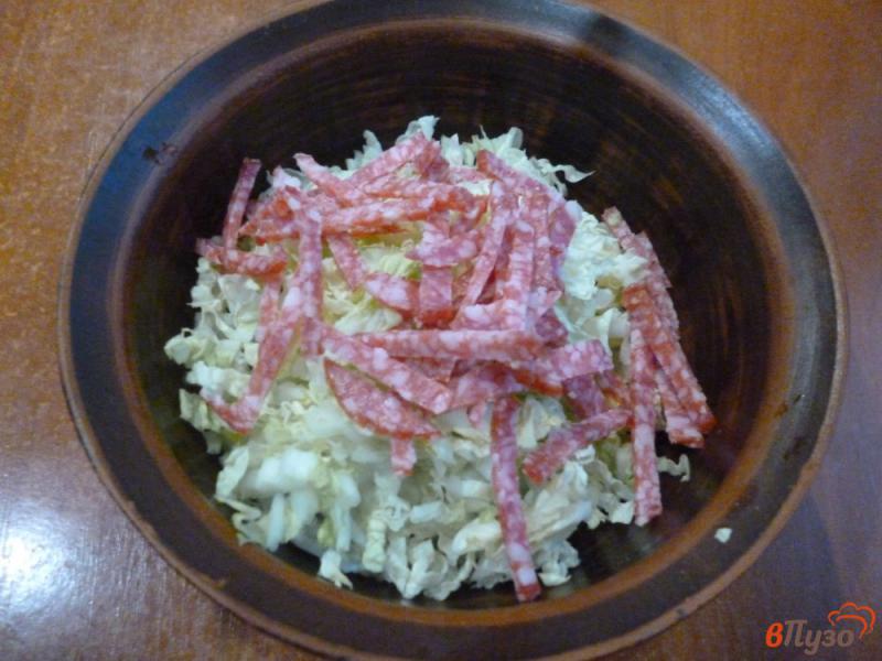 Фото приготовление рецепта: Салат из пекинской капусты с колбасой и яйцами шаг №2