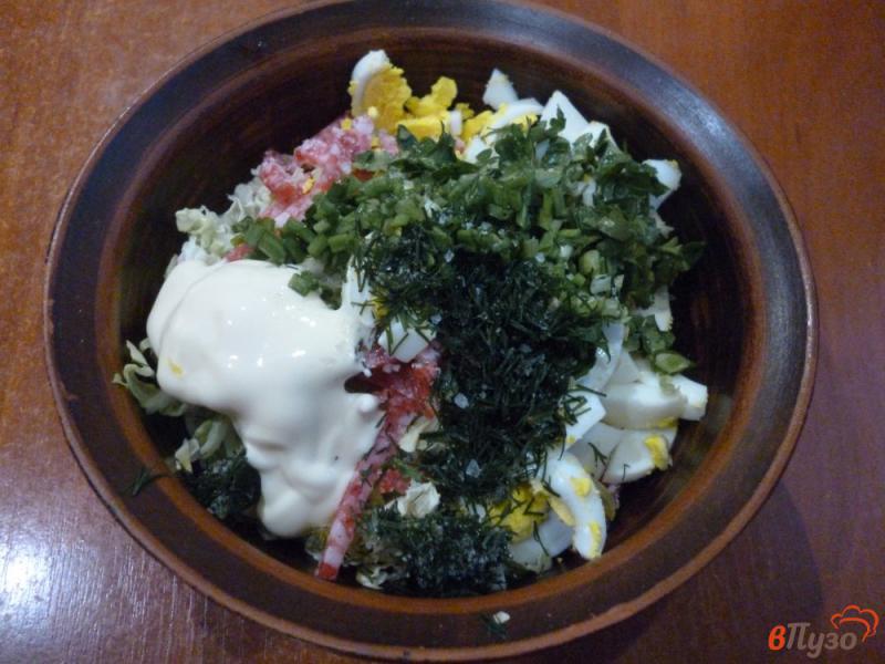Фото приготовление рецепта: Салат из пекинской капусты с колбасой и яйцами шаг №4