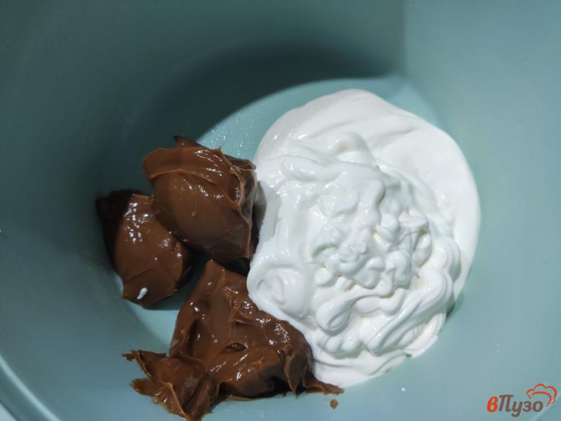 Фото приготовление рецепта: Шоколадный торт с кремом из вареной сгущенки шаг №8