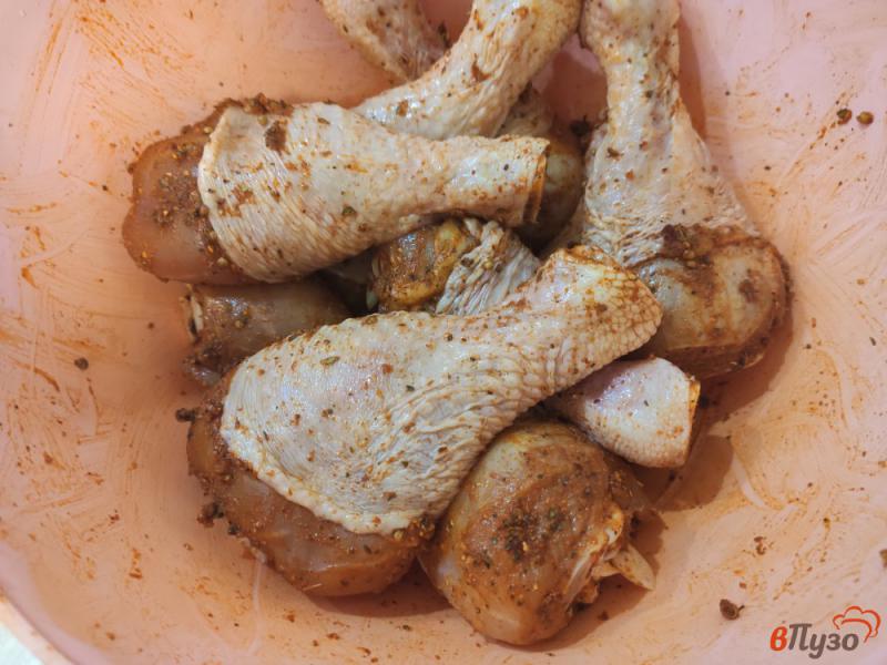 Фото приготовление рецепта: Куриные голени запечённые в сухом маринаде шаг №3